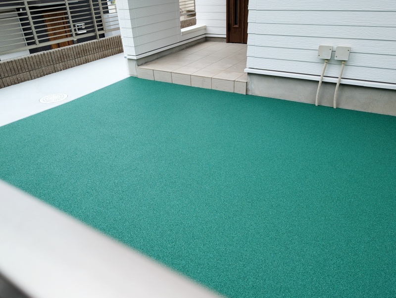 お子様やペットも走り回れるお庭に♪安全でおしゃれなゴムチップ舗装！